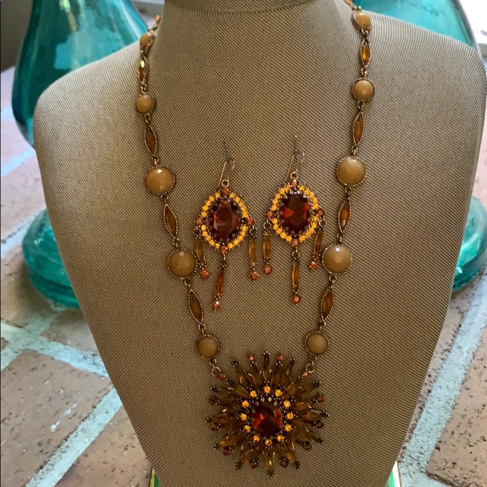 Necklace, earrings & bracelet set.